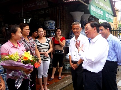 ពិធីស្ងើចសរសើរ បណ្ដាសិប្បករ ជាងពូកែ​ ភូមិគ្រឿង​ភាជន៍ Bat  Trang